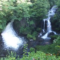 奥に進むと例の「竜頭の滝」が広がる