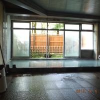 風呂は広い、大きい窓で開放的