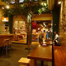 カフェからみた店内