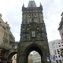 ここをくぐり抜けると土産物屋通り