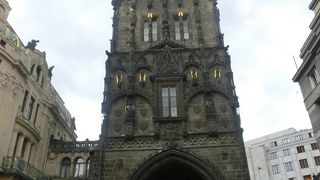 火薬塔をくぐり抜けると、繁華な商店街