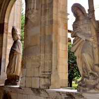 中庭を囲む回廊の彫刻