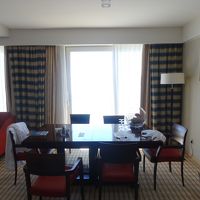 中央にあるリビングルーム。左側にソファーセットがある