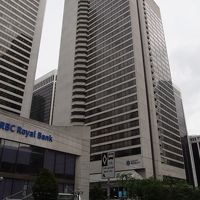 大きなホテルです。1階にスタバあり。