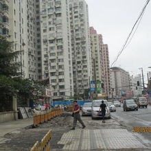 長陽路沿いは高層住宅が並んでいます。