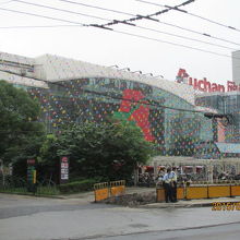 長陽路沿いのショッピングセンター。