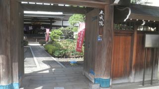 本門寺の門の近く
