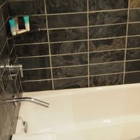 シャワーは上部に固定されたタイプ。湯量が少ないのが残念。