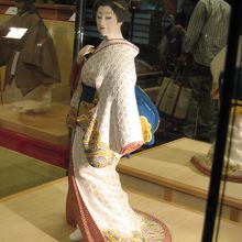 石川さゆりさんをモデルに造られた博多人形