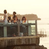 一段低い場所からバーの席を見る