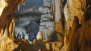 規模と、鍾乳石、石柱、石筍の豪華絢爛ぶりには度肝を抜かれる