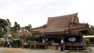 赤瓦のお寺。