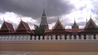 シルバーの仏塔が目印