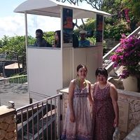 ロックバーと隣接するオーシャンビーチプールへ行くケーブル