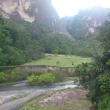 渓谷の底を流れる川