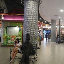 楽器を持った男の人の像