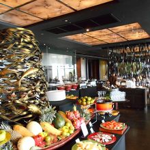 たっぷりのフルーツを前から座席に向かいます