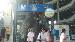 イスタンブールをイメージした階を歩く