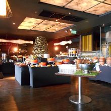 さてビュッフェ台に向かいます