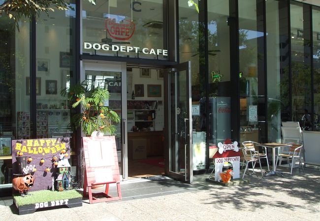 人と犬のショップと隣接するドッグカフェです