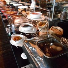 ここは洋風ホットミール、アジア系ホットミールは私の背中側です