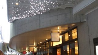 朝早くから開いてて、店員さんが案内してます