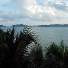 海に面したテーブルからは、こんな眺めです