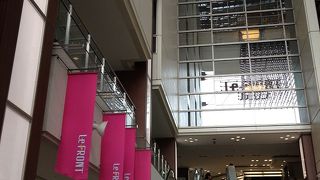 ヨドバシカメラが入っています。