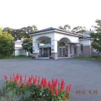 洋館風のホテルには赤い花がお似合い