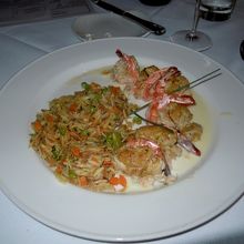 海老にカニ肉を挟んであり、味は最高です。パンもおいしかったで