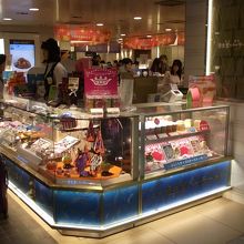 明るく綺麗な店舗です