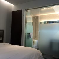 バスルームとの仕切りがすりガラス