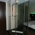部屋の真ん中にガラス張りのシャワーブースがあるというユニークな造りでした！