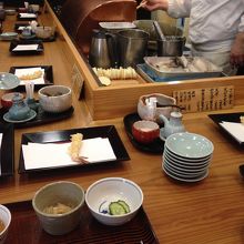 カウンター席。目の前で一つずつ揚げて出してくれます。