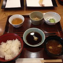 天ぷら定食。天ぷらのほかご飯，味噌汁，惣菜，香物が付きます。