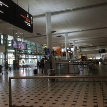 がらーんとした空港内到着ロビー