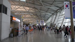 出国審査に大行列