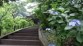 階段を上りきったところにあります