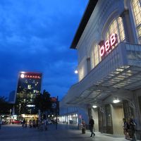 ザルツブルク中央駅と奥にこのホテル