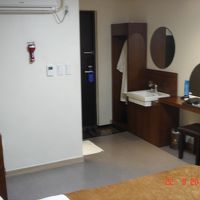 部屋奥から入口向き、衣服掛けの隣が洗面台