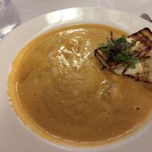 前菜サイズは無視した巨大スープ。味はクセが強すぎて。。。