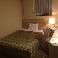 シングルルームにセミダブルのベッド