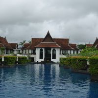 手前は池ではなくプール