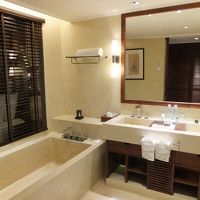 洗面台が2つと大きなバスタブがありました