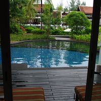 部屋からプールへ