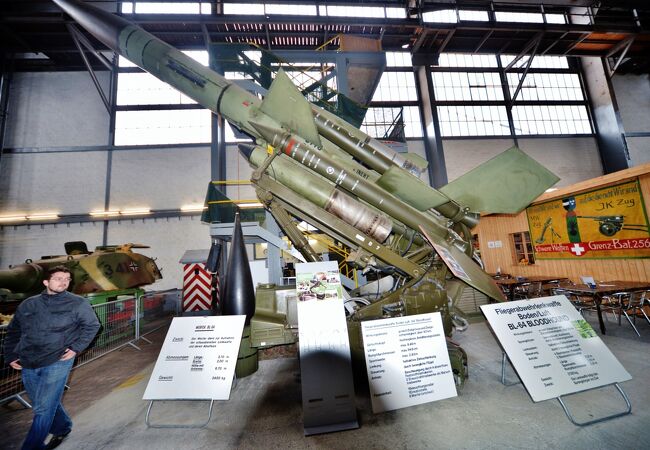 スイス軍需産業巨大な展示場　ドイツ再軍備に兵器を提供　兵器の輸出で稼ぐスイスの象徴