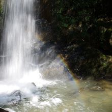 滝の下側には太陽光の反射により小さな虹が出来ていました。