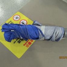 折り畳み傘を広げて見せる。