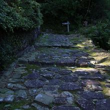 石畳の坂を登った先に大内義隆公の墓所があります。