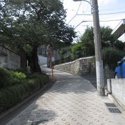 池上１丁目18番と19番の間を堤方神社脇まで上がる坂